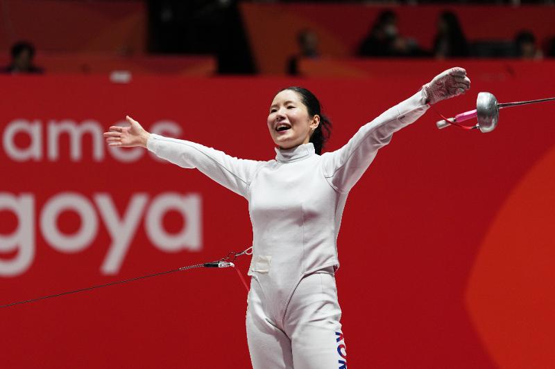 Song Sera merayakan kemenangannya sambil merentangkan kedua tangan setelah memenangi final epee individu putri Asian Games Aichi-Nagoya 2026 di Aichi Sky Expo, Tokoname, Prefektur Aichi, Jepang, pada tanggal 22 September 2026.