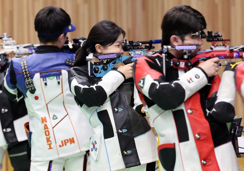 Ban Hyojin (tengah) dan Park Hajun (kanan) menembak ke arah sasaran dalam final nomor beregu campuran senapan angin 10 meter Asian Games Aichi-Nagoya 2026 yang digelar di Aichi Prefectural Shooting Range, Jepang, pada tanggal 22 September 2026. 