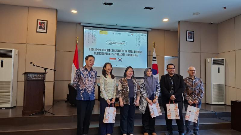 Panelis, moderator, perwakilan FISIP UI, dan perwakilan lembaga Korea berfoto bersama pada seminar akademik KIC FISIP UI tanggal 17 September 2026 di FISIP UI, Depok. 