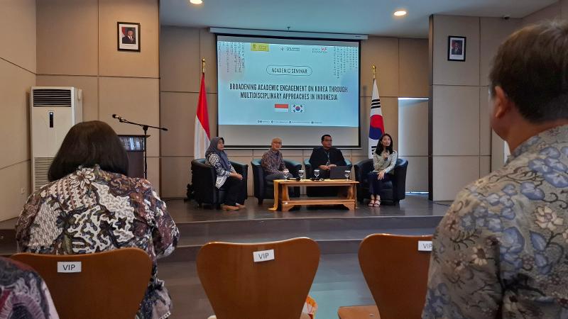 Potret panelis dan moderator dari kiri ke kanan: Getar Hati, Suray Agung Nugroho, Mochamad Alvin Dwiana Qobulsyah, dan Ratih Indraswari pada seminar akademik KIC FISIP UI tanggal 17 September 2026 di FISIP UI, Depok. 