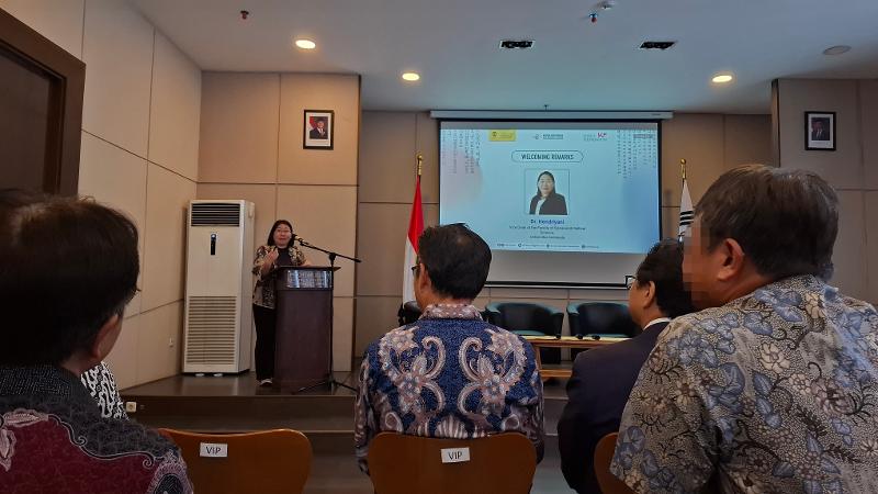 Hendriyani selaku Wakil Dekan FISIP UI menyampaikan kata sambutan dalam pembukaan seminar akademik KIC FISIP UI tanggal 17 September 2026 di FISIP UI, Depok. 
