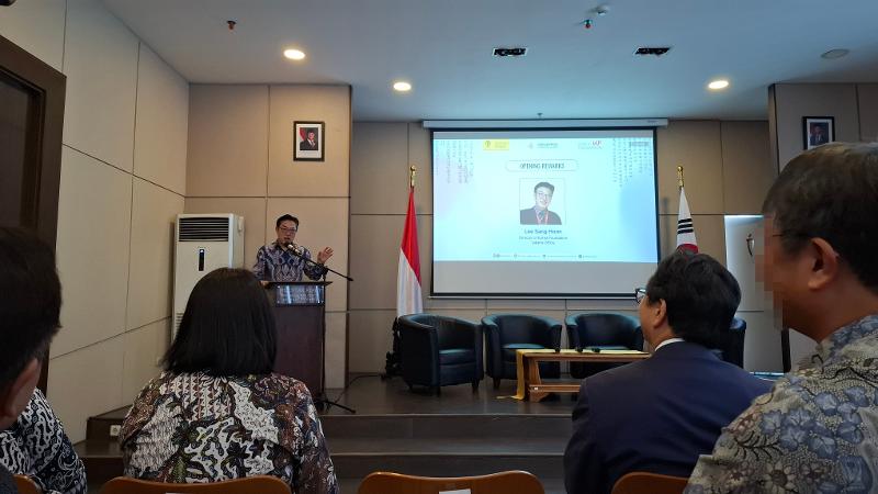 Lee Sanghoon selaku Direktur KF Jakarta Office menyampaikan kata sambutan dalam seminar akademik KIC FISIP UI tanggal 17 September 2026 di FISIP UI, Depok. 