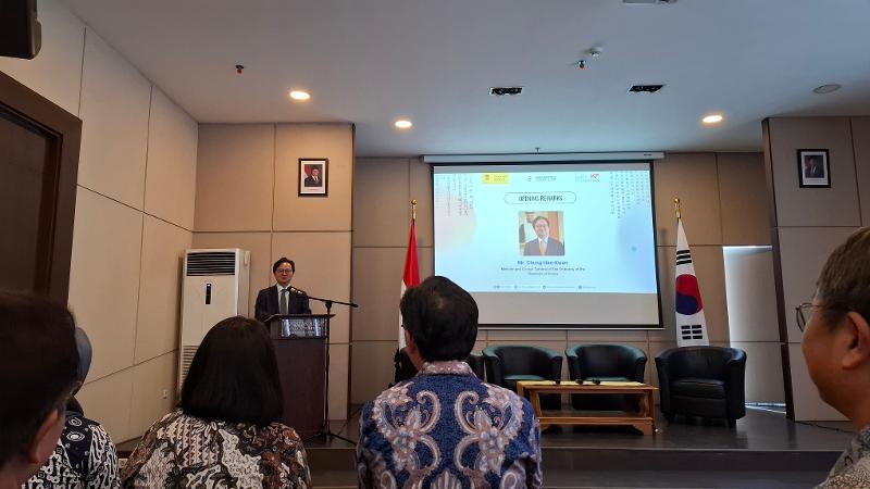 Chung Hae Kwan selaku Minister Kedutaan Besar Republik Korea di Indonesia menyampaikan kata sambutan dalam seminar akademik KIC FISIP UI tanggal 17 September 2026 di FISIP UI, Depok. 
