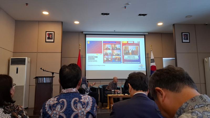 Getar Hati menjelaskan beberapa program KIC FISIP UI pada seminar akademik KIC FISIP UI tanggal 17 September 2026 di FISIP UI, Depok. 