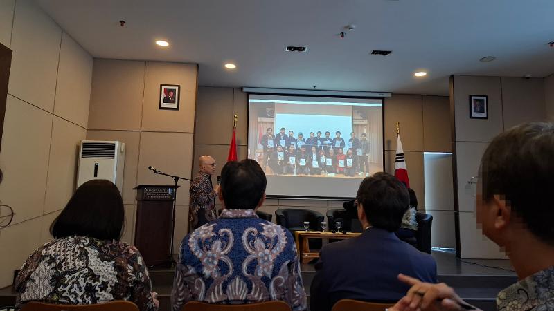 Suray Agung Nugroho menunjukkan proyek buku INAKOS tentang pengalaman para Pekerja Migran Indonesia (PMI) di Korea pada seminar akademik KIC FISIP UI tanggal 17 September 2026 di FISIP UI, Depok. 