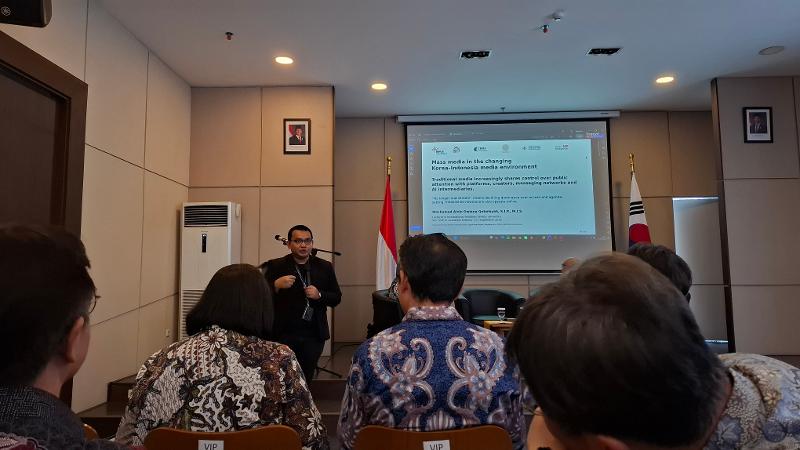 Mochamad Alvin Dwiana Qobulsyah menyampaikan pengaruh media terhadap hubungan Korea dan Indonesia pada seminar akademik KIC FISIP UI tanggal 17 September 2026 di FISIP UI, Depok.  
