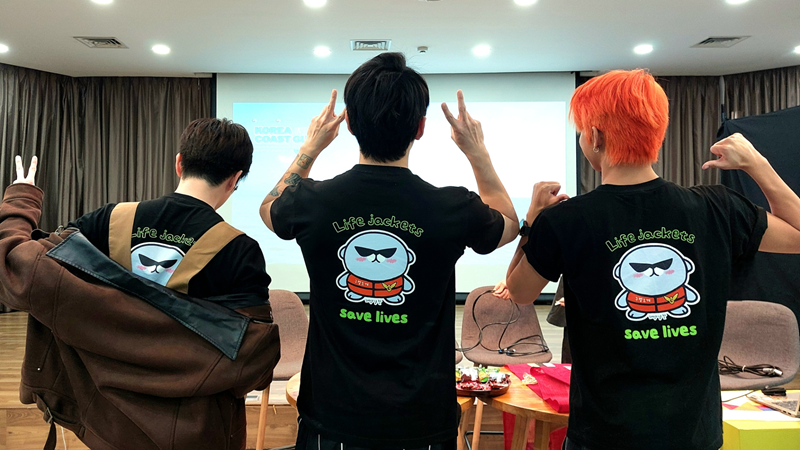 Para influenser Indonesia berpose dengan mengenakan kaos seragam berlogo maskot Korea Coast Guard Academy (KCGA), Achi, dalam acara Korea Coast Guard: Cerita Pengalaman Influenser Indonesia Ikut Latihan Gabungan di Korea pada Selasa (22/09/2026) di KCCI, Jakarta.  