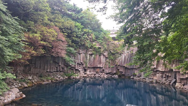 Pemandangan air terjun pertama di Cheonjeyeonpokpo yang dipotret pada tanggal 14 Agustus 2026.