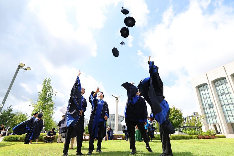 Para wisudawan melemparkan topi wisuda ke udara saat berfoto bersama dalam upacara wisuda di Kampus Sinchon Universitas Yonsei, Seodaemun-gu, Seoul, pada tanggal 29 Agustus 2025. (Korea.net DB)