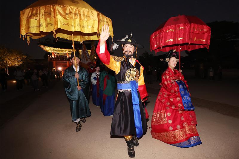Reka ulang versi mini prosesi perjalanan Raja Jeongjo ke makam kerajaan ditampilkan dalam acara khusus media Festival Budaya Suwon Hwaseong ke-63 pada tanggal 29 September 2026 di Istana Hwaseong Haenggung, Kota Suwon, Provinsi Gyeonggi. (Yonhap News)