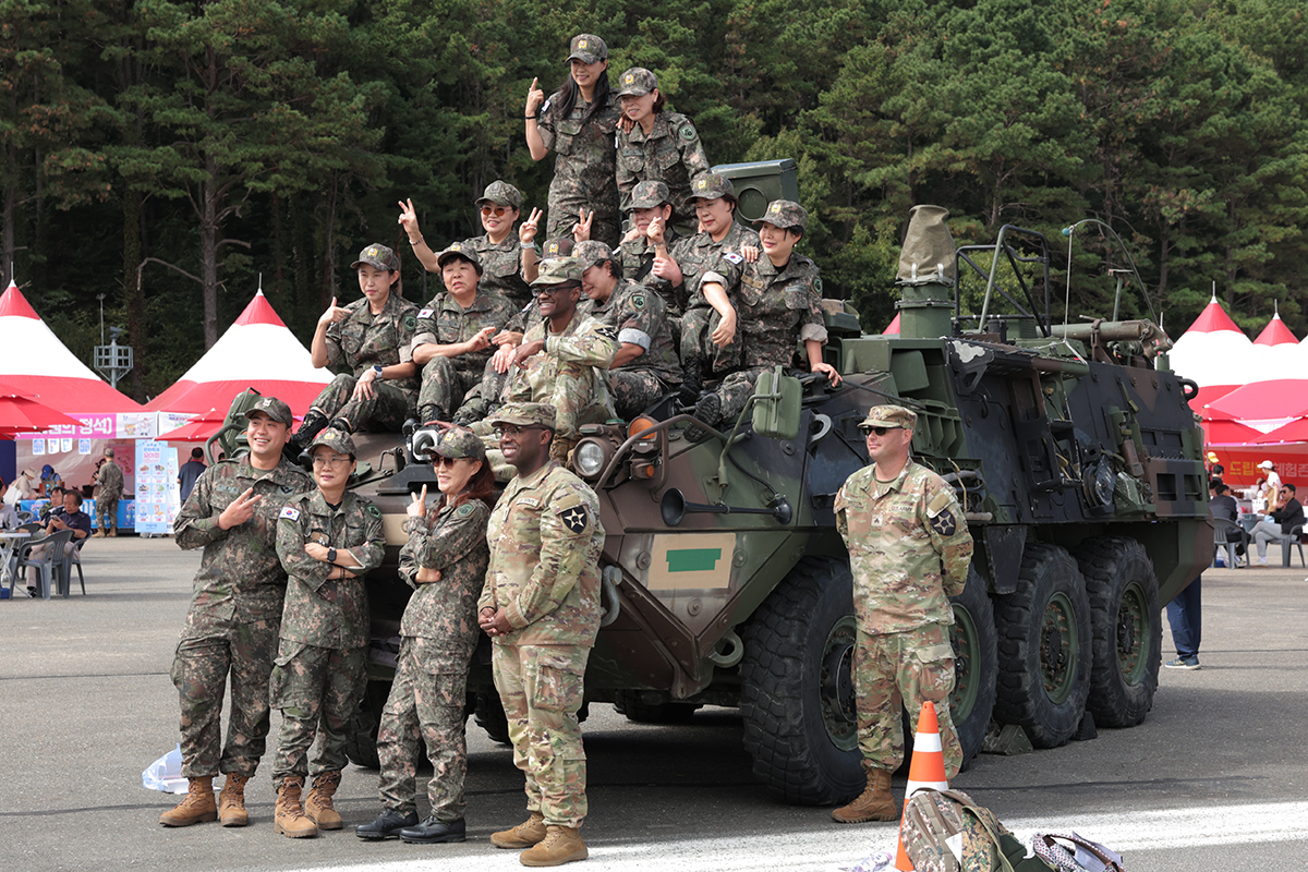 Para pengunjung berfoto bersama para prajurit Pasukan Amerika Serikat di Korea (USFK) di atas kendaraan lapis baja dalam Festival Budaya Militer Gyeryong ke-16 yang digelar di kawasan Gyeryongdae, Gyeryong, Provinsi Chungcheongnam, pada tanggal 1 Oktober 2026, bertepatan dengan Hari Angkatan Bersenjata Korea. (Park Daejin)