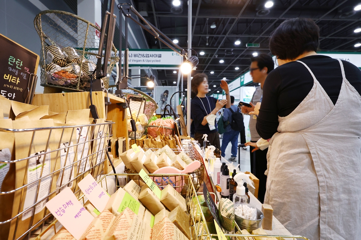 Para pengunjung Vegan Festa & Green Festa ke-11 melihat-lihat produk kecantikan vegan pada tanggal 16 Oktober 2026 di aT Center, Seocho-gu, Seoul. (Yonhap News)
