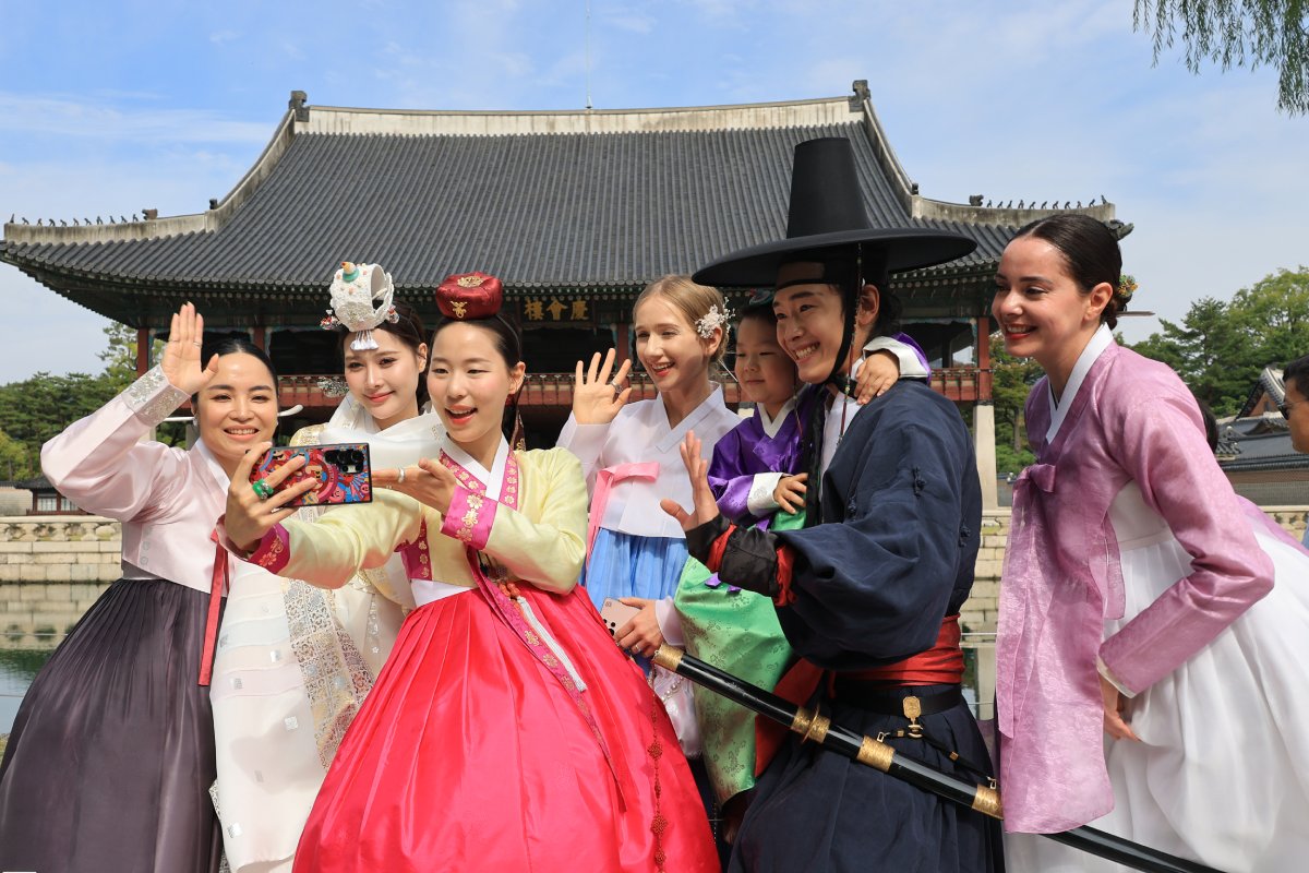 Para peserta kampanye Mengenakan Hanbok dengan Tepat berfoto pada tanggal 19 Oktober 2026 di Istana Gyeongbokgung, Seoul. Kampanye tersebut digelar oleh Kementerian Kebudayaan, Olahraga, dan Pariwisata untuk memperkenalkan keindahan khas hanbok sekaligus cara mengenakannya dengan tepat.