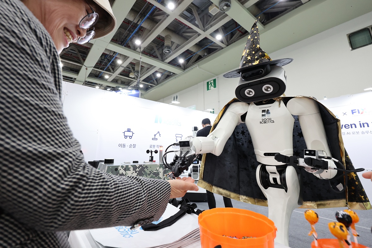 Berbagai robot dipamerkan dalam Pameran Teknologi Inovasi Masa Depan 2026 (FIX 2026) yang dibuka di pusat konvensi EXCO, Buk-gu, Daegu, pada tanggal 21 Oktober 2026. (Yonhap News)