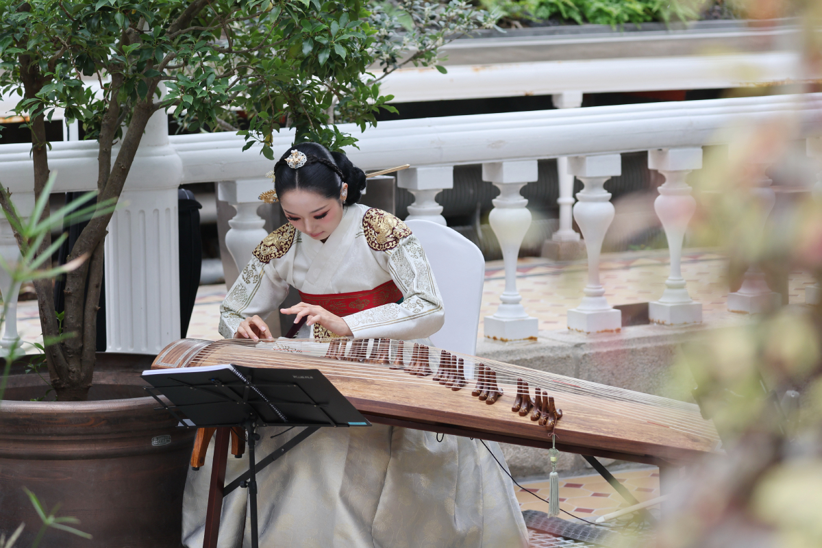 Ansambel Hwasumok yang memadukan musik tradisional Korea dengan unsur modern tampil dalam acara Konser Mini: Menikmati Rumah Kaca melalui Aroma dan Melodi di Rumah Kaca Besar Istana Changgyeonggung, Jongno-gu, Seoul, pada tanggal 26 Oktober 2026. (Yonhap News)
