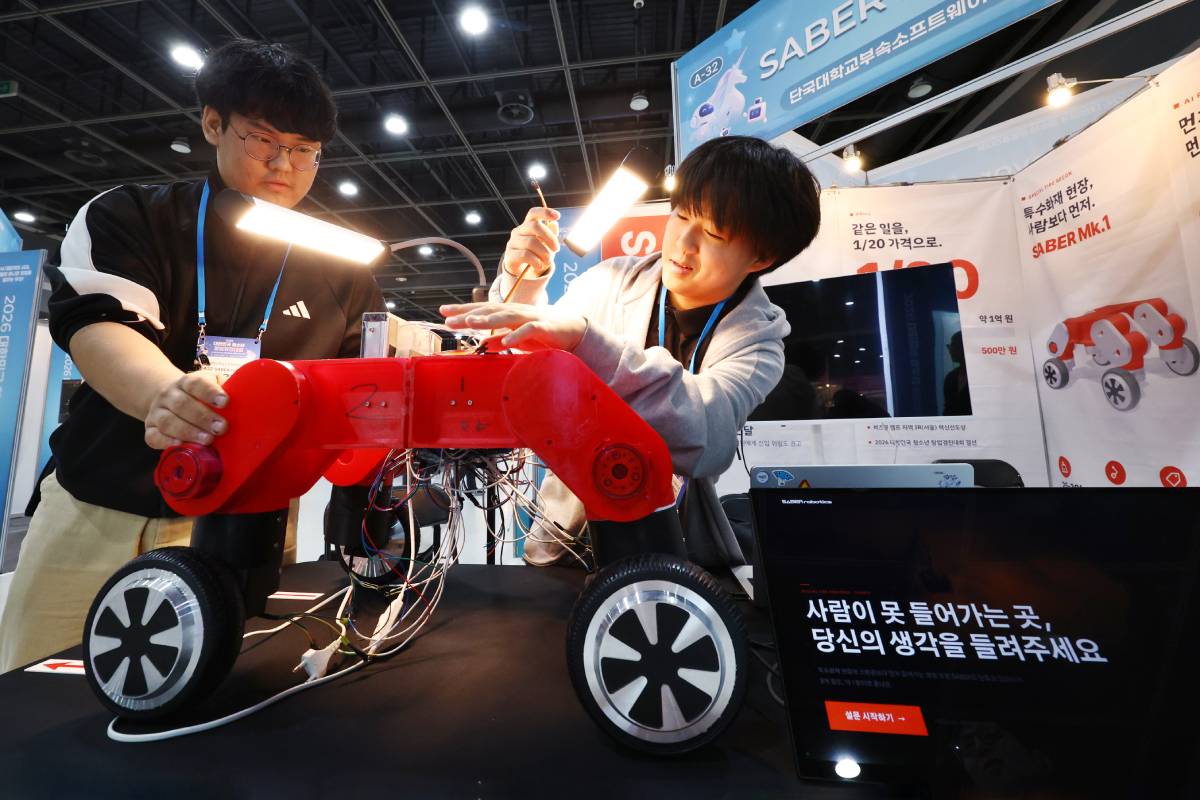 Dua orang siswa anggota tim SABER robotics dari SMK Perangkat Lunak yang berafiliasi dengan Universitas Dankook memperagakan cara kerja robot siaga untuk penanganan awal kebakaran khusus dalam Kompetisi Kewirausahaan Remaja Korea 2026 pada tanggal 29 Oktober 2026 di aT Center, Seocho-gu, Seoul. (Yonhap News)