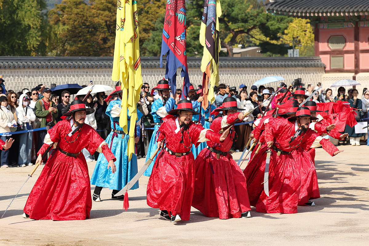  Acara reka ulang Cheopjeong digelar pada tanggal 30 Oktober 2026 di depan Gerbang Heungnyemun, Istana Gyeongbokgung, Jongno-gu, Seoul. Cheopjeong merupakan upacara inspeksi pasukan pengawal istana pada masa Dinasti Joseon (1392-1910). (Park Daejin)