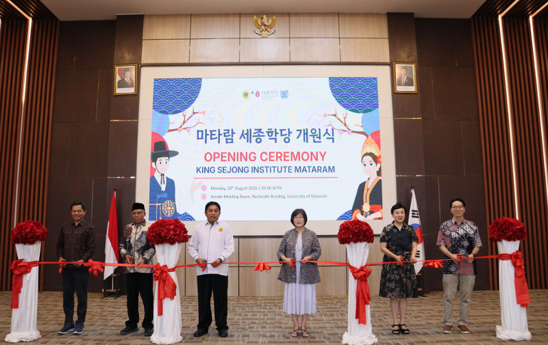 Pemotongan pita secara simbolis sebagai tanda resmi dimulainya operasional KSI Mataram di Lombok dalam acara peresmian KSI Mataram di Universitas Mataram yang digelar pada tanggal 24 Agustus 2026 di Gedung Rektorat Universitas Mataram, Nusa Tenggara Barat. (KSI Mataram) 