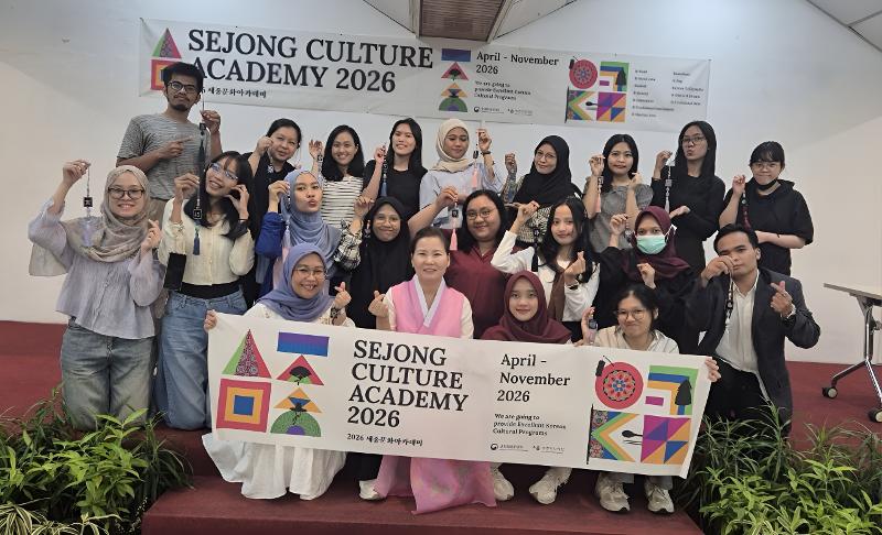 Peserta Sejong Culture Academy 2026 berfoto bersama Kim Kyeong Mi sambil menunjukkan norigae hasil karya mereka dalam Sejong Culture Academy 2026 pada tanggal 24-25 September 2026 di Unika Atma Jaya, Jakarta.  