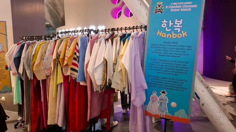 Beragam hanbok tersedia untuk pria dan wanita di stan KCCI pada K-Fandom Chuseok Super Match tanggal 26 September 2026 di Mal Agora, Jakarta. 