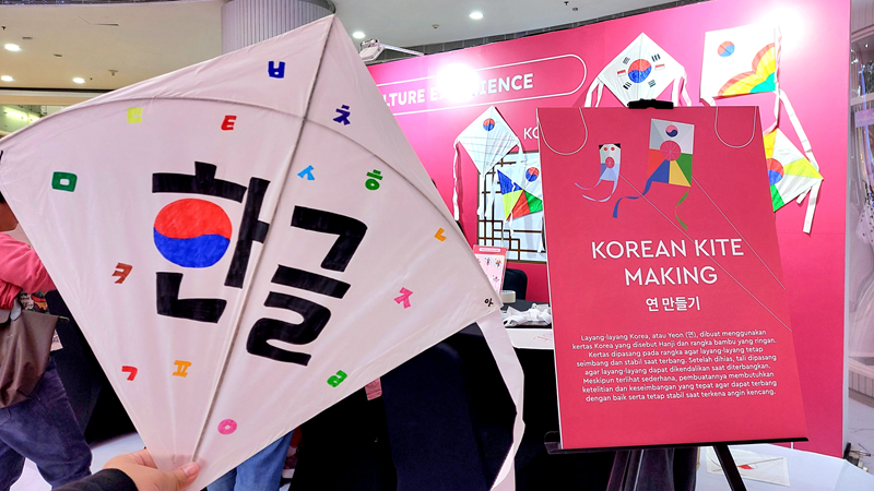 Potret layangan khas Korea yang penulis hias dengan tulisan hangeul pada stan aktivitas budaya Korea pada tanggal 30 September 2026 di KOREA360, Jakarta. (Maulia Resta Mardaningtias) 