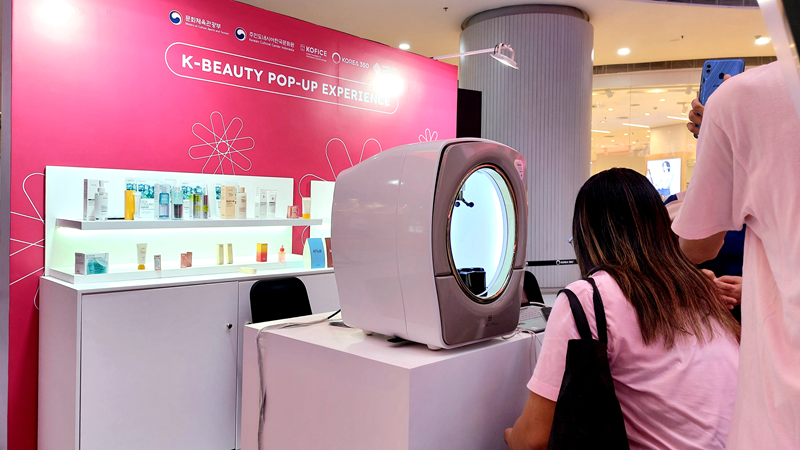 Pengunjung dapat menerima analisis kondisi kulit menggunakan mesin analisis kulit canggih di stan K-Beauty pada tanggal 30 September 2026 di KOREA360, Jakarta. (Maulia Resta Mardaningtias) 