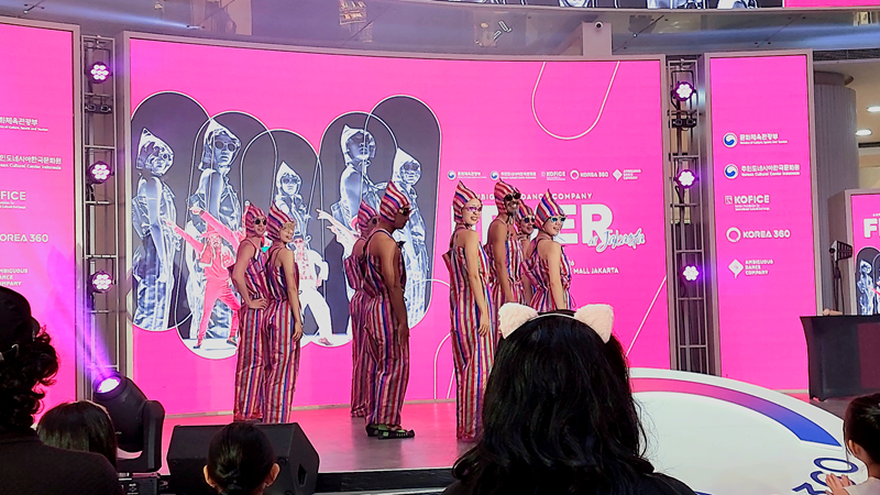Potret Ambiguous Dance Company tampil di atas panggung untuk memulai lokakarya tari dalam rangkaian Touring K-Arts pada tanggal 30 September 2026 di KOREA360, Jakarta. (Maulia Resta Mardaningtias) 