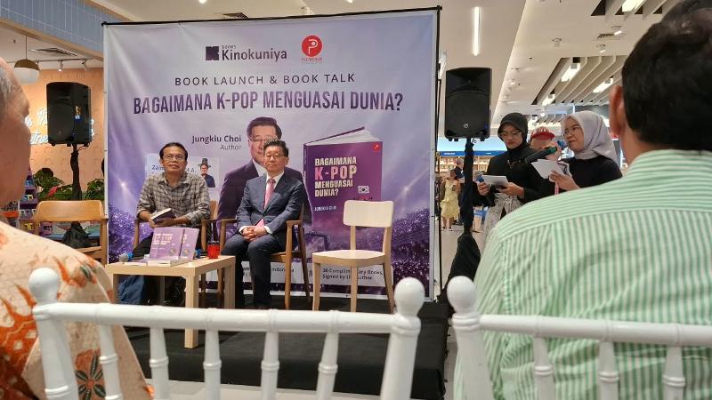 Potret narasumber dan moderator dalam bincang buku Bagaimana K-Pop Menguasai Dunia? dari kiri ke kanan: Zaini, Choi Jungkiu, Dara, dan Zahra Ramdhania Dewi tanggal 27 September 2026 di Toko Buku Kinokuniya Grand Indonesia, Jakarta. 