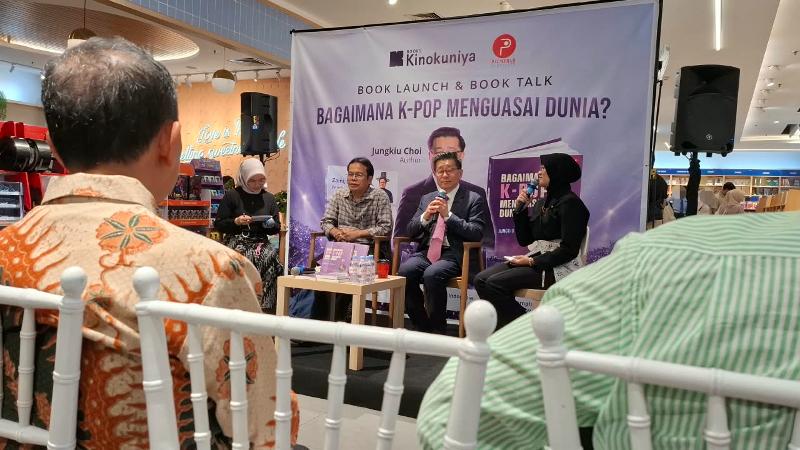 Choi Jungkiu selaku penulis buku menuturkan keterkaitannya terhadap K-Pop mendorongnya untuk mengeksplorasi K-Pop lebih jauh dalam bincang buku Bagaimana K-Pop Menguasai Dunia? tanggal 27 September 2026 di Toko Buku Kinokuniya Grand Indonesia, Jakarta. 