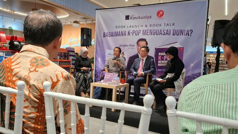 Zaini dari Universitas Indonesia selaku pembahas mengungkapkan adanya proses panjang di balik kesuksesan K-Pop dalam bincang buku Bagaimana K-Pop Menguasai Dunia? tanggal 27 September 2026 di Toko Buku Kinokuniya Grand Indonesia, Jakarta. 