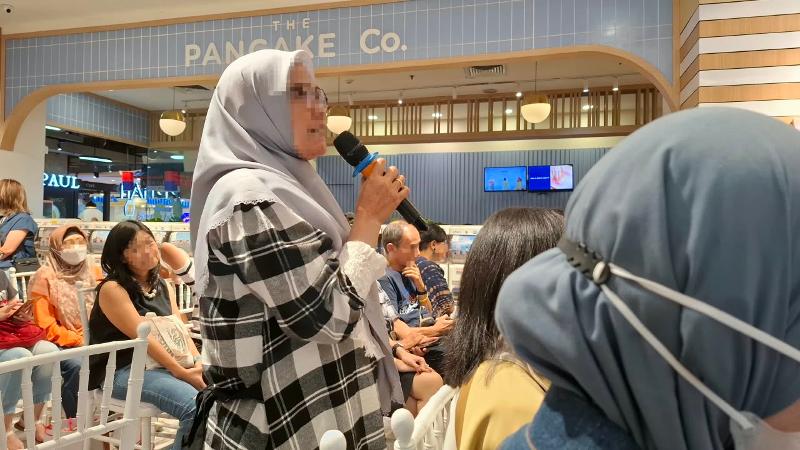 Potret seorang peserta bertanya kepada narasumber pada bincang buku Bagaimana K-Pop Menguasai Dunia? tanggal 27 September 2026 di Toko Buku Kinokuniya Grand Indonesia, Jakarta.  