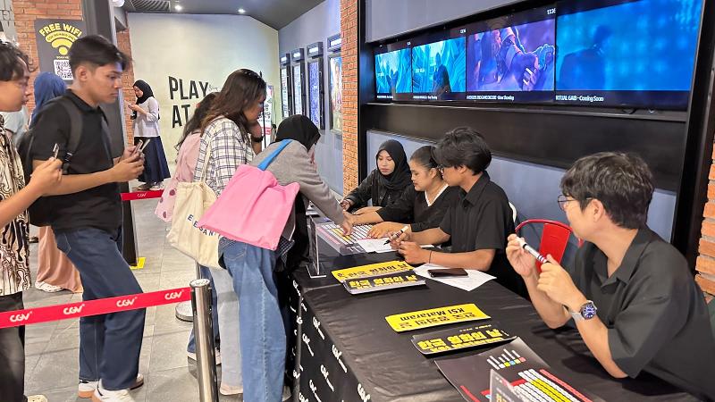 Proses pendaftaran para peserta yang mengikuti kegiatan Korean Movie Day: HOPE pada tanggal 26 September 2026 di CGV Cinemas Transmart Mataram, Nusa Tenggara Barat. 