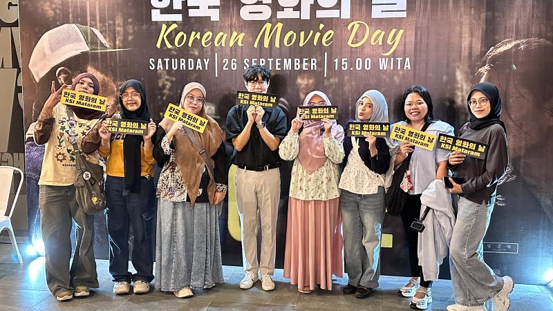 Penulis bersama teman-teman kelas KSI level intermediate 3A dan guru bahasa Korea KSI Mataram berfoto bersama dalam kegiatan Korean Movie Day: HOPE pada tanggal 26 September 2026 di CGV Cinemas Transmart Mataram, Nusa Tenggara Barat.  