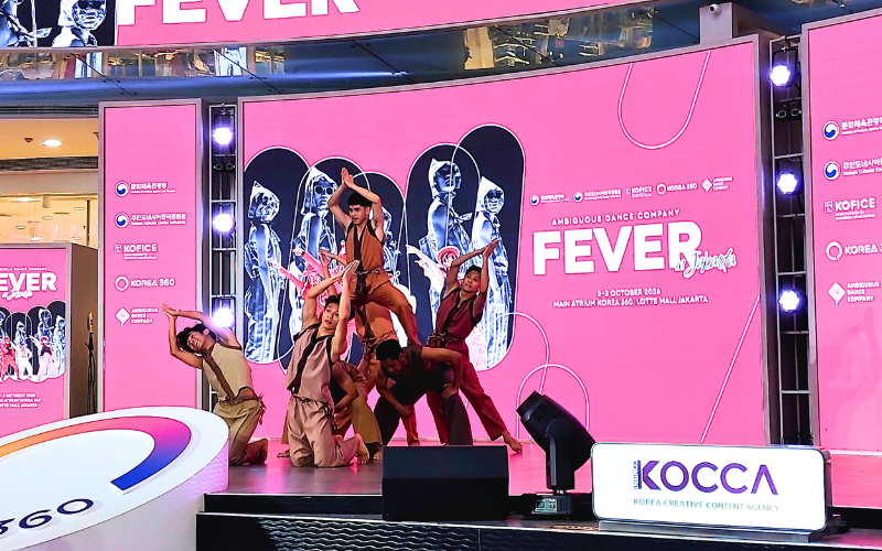 Potret penampilan pembuka oleh EKI Dance Company, grup tari profesional asal Jakarta, di panggung FEVER in Jakarta pada Jumat (02/10/2026) di KOREA360, Jakarta. 