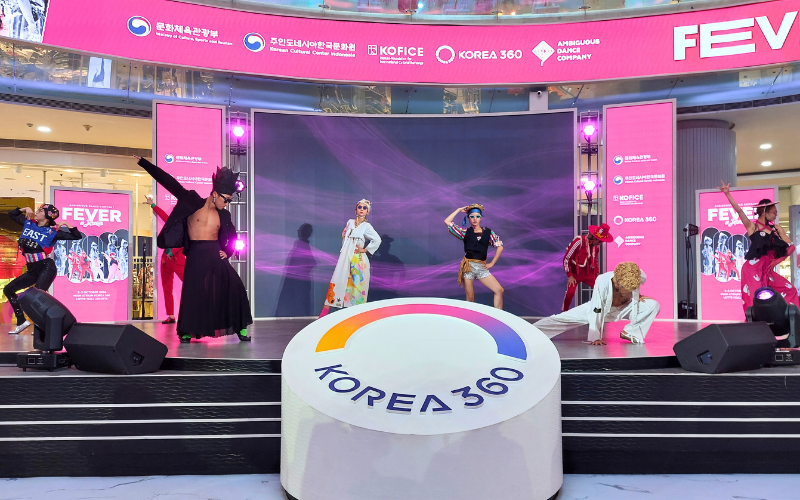 Potret Amdaco kala tampil di atas panggung FEVER in Jakarta dengan mengenakan kostum unik yang memadukan budaya tradisional Korea dan modern pada Jumat (02/10/2026) di KOREA360, Jakarta. 