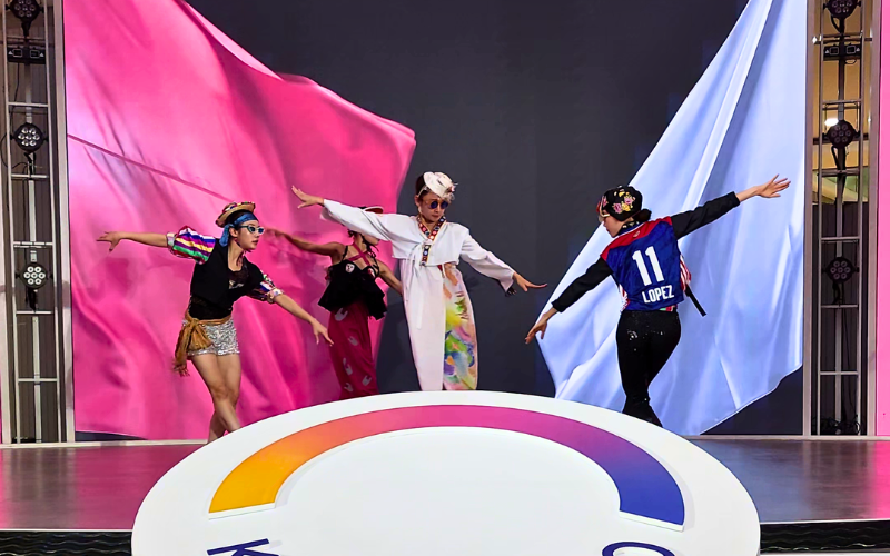 Potret empat orang anggota wanita Ambiguous Dance Company tampil di atas panggung dalam pertunjukan FEVER in Jakarta pada Jumat (02/10/2026) di KOREA360, Jakarta. 