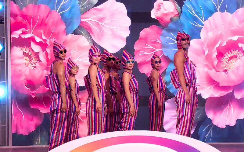 Potret seluruh anggota Ambiguous Dance Company menutup pertunjukan FEVER in Jakarta dengan kostum berpola saekdong berwarna cerah pada Jumat (02/10/2026) di KOREA360, Jakarta. 