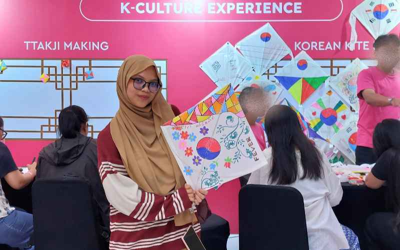 Potret Najla, salah satu pengunjung FEVER in Jakarta, turut merasakan pengalaman budaya Korea dengan menghias layang-layang tradisional Korea di stan pengalaman budaya Korea pada Jumat (02/10/2026) di KOREA360, Jakarta.  