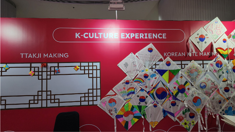Area K-Culture Experience dalam rangkaian pertunjukan FEVER in Jakarta oleh Ambiguous Dance Company pada hari Jumat (02/10/2026) di KOREA360, Jakarta. 