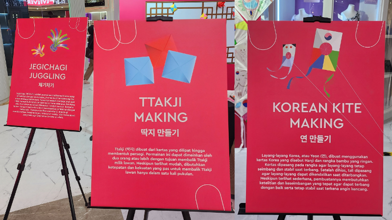 Papan informasi aktivitas Ttakji Making dan Korean Kite Making dalam rangkaian pertunjukan FEVER in Jakarta oleh Ambiguous Dance Company pada hari Jumat (02/10/2026) di KOREA360, Jakarta. 