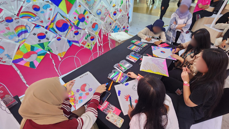 Pengunjung membuat layang-layang tradisional Korea dalam aktivitas K-Culture Experience dalam rangkaian pertunjukan FEVER in Jakarta oleh Ambiguous Dance Company pada hari Jumat (02/10/2026) di KOREA360, Jakarta. 