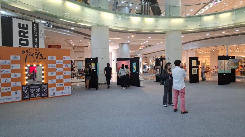 Potret pameran karya seniman dan penulis Korea di Indonesia dalam Festival Asosiasi Kebudayaan dan Seni Korea ke-9 pada tanggal 12 September 2026 di Lotte Mall, Jakarta. 