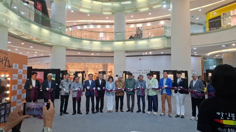 Pameran dibuka dengan prosesi pengguntingan pita oleh para naratama dari perwakilan warga Korea dan lembaga Korea di Indonesia pada tanggal 12 September 2026 di Lotte Mall, Jakarta. 