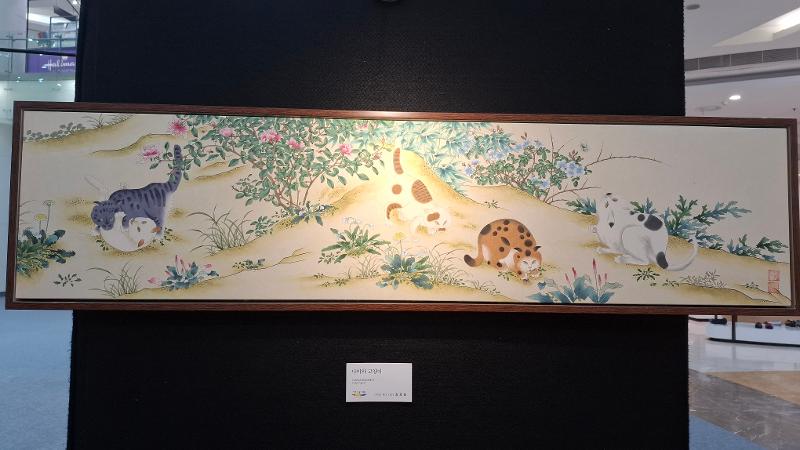 Lukisan Kupu-Kupu dan Kucing karya Choi Ho Yun yang dipamerkan dalam Festival Asosiasi Kebudayaan dan Seni Korea ke-9 pada tanggal 12 September 2026 di Lotte Mall, Jakarta. 