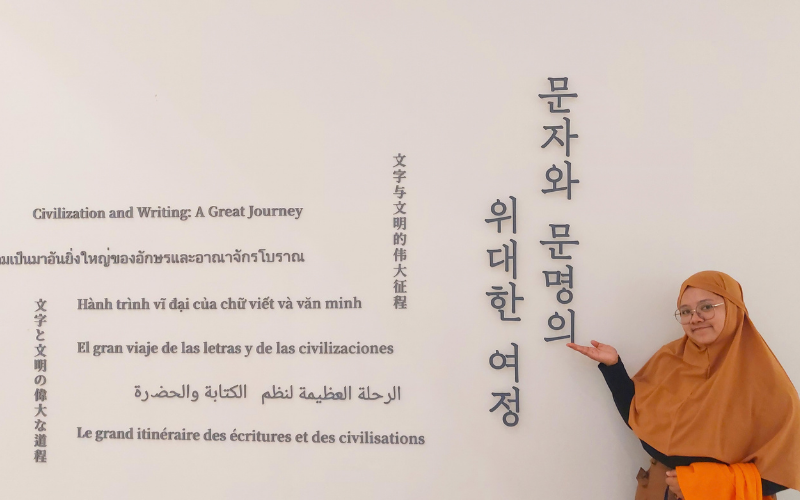 Potret penulis berkunjung ke Museum Sistem Penulisan Dunia yang terletak di Incheon, Korea, pada Minggu (19/10/2025). (Maulia Resta Mardaningtias) 