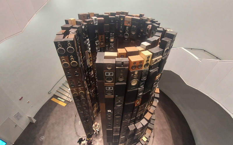 Potret instalasi Speaker Tower of Babel yang penulis ambil saat kunjungan ke Museum Sistem Penulisan Dunia pada Minggu (19/10/2025). (Maulia Resta Mardaningtias) 