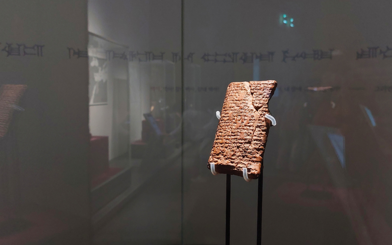 Potret Tablet of Round Ark yang penulis ambil saat kunjungan ke Museum Sistem Penulisan Dunia pada Minggu (19/10/2025). (Maulia Resta Mardaningtias) 
