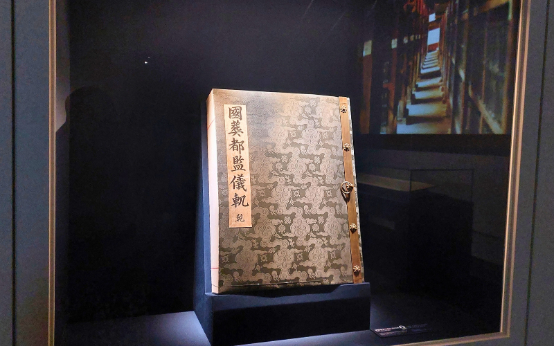 Potret replika dokumen Jangnyeol Wanghu Gukjangdogam Uigwe yang penulis abadikan melalui kunjungan ke Museum Sistem Penulisan Dunia pada Minggu (19/10/2025). (Maulia Resta Mardaningtias) 