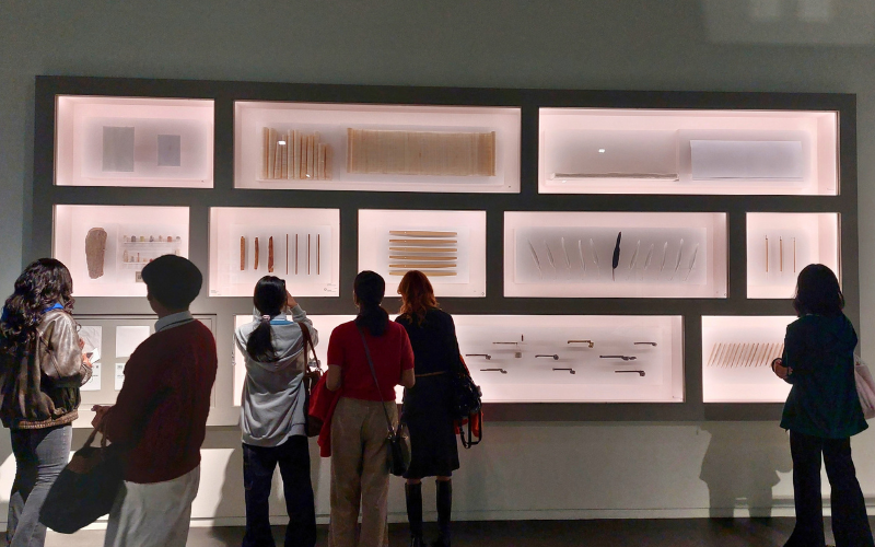 Potret instalasi pameran yang menampilkan beragam media yang menjadi wadah sistem penulisan dunia. Foto ini penulis abadikan melalui kunjungan ke Museum Sistem Penulisan Dunia pada Minggu (19/10/2025). (Maulia Resta Mardaningtias) 
