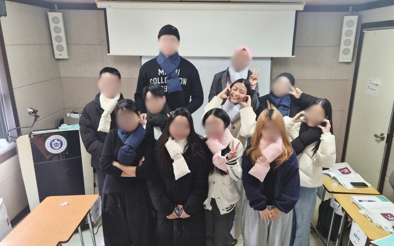 Suasana kebersamaan Anin bersama rekan sesama mahasiswa saat berkegiatan di ruang kelas Universitas Hoseo pada tanggal 2 Februari 2026. 